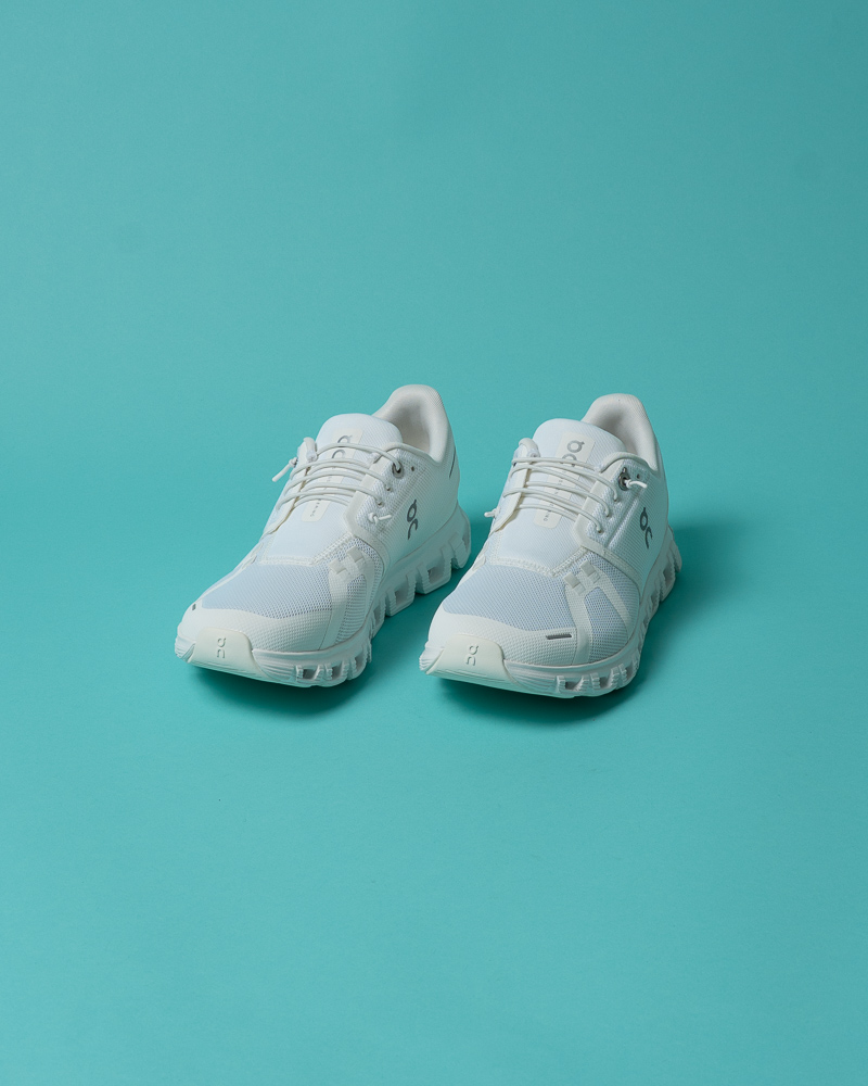 Paires de On running cloud 5 sur fond uni